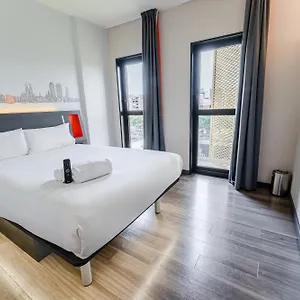 Отель Easyhotel Barcelona Fira